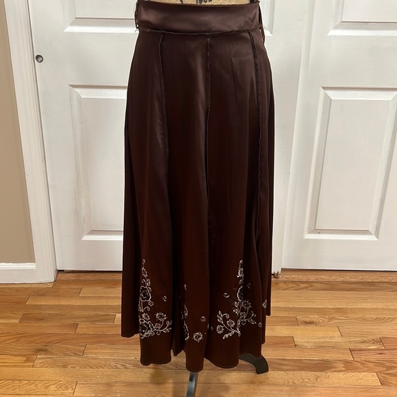 Long brown satin skirt. - Picture 3 of 12
